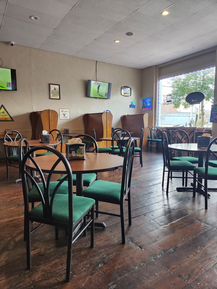 Dining room inside Uptown Grill Eufaula